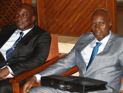 A droite le Vice-président du SYNAPPO, Dr Moussa Alimamy Coulibaly en compagnie du Secrétaire Général du SYNAPPO, Dr Boubacar Haïdara.