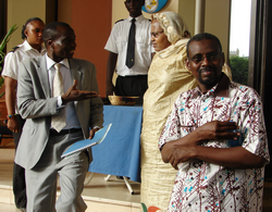 Le Président du CNOP et le Secrétaire Général du CROPD de Bamako, Dr Moussa Gouro Diall, racompagnant Mme le ministre à sa voiture.